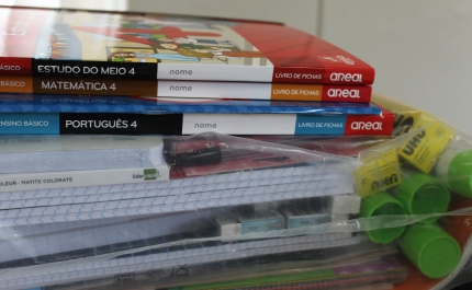 Material escolar e livros de atividades entregues na sala de aula