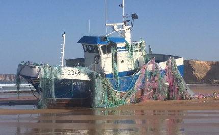 Encalhe de embarcação de pesca na praia do Tonel em Sagres