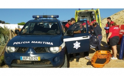 Assistência e resgate de vítima de queda de falésia na praia do Tonel 