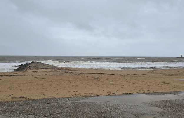Alimentação artificial de praias em Loulé termina a tempo da época balnear