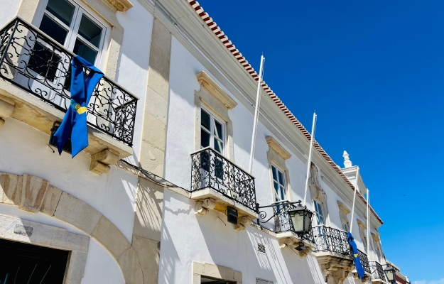 LAÇO AZUL HUMANO EM LOULÉ ASSINALA MÊS DA PREVENÇÃO DOS MAUS-TRATOS NA INFÂNCIA
