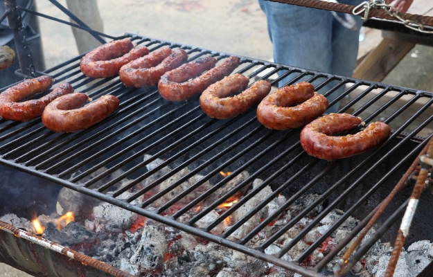 Festa das Chouriças manteve tradição viva em Alte, apesar da chuva