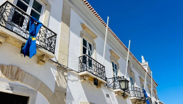 LAÇO AZUL HUMANO EM LOULÉ ASSINALA MÊS DA PREVENÇÃO DOS MAUS-TRATOS NA INFÂNCIA
