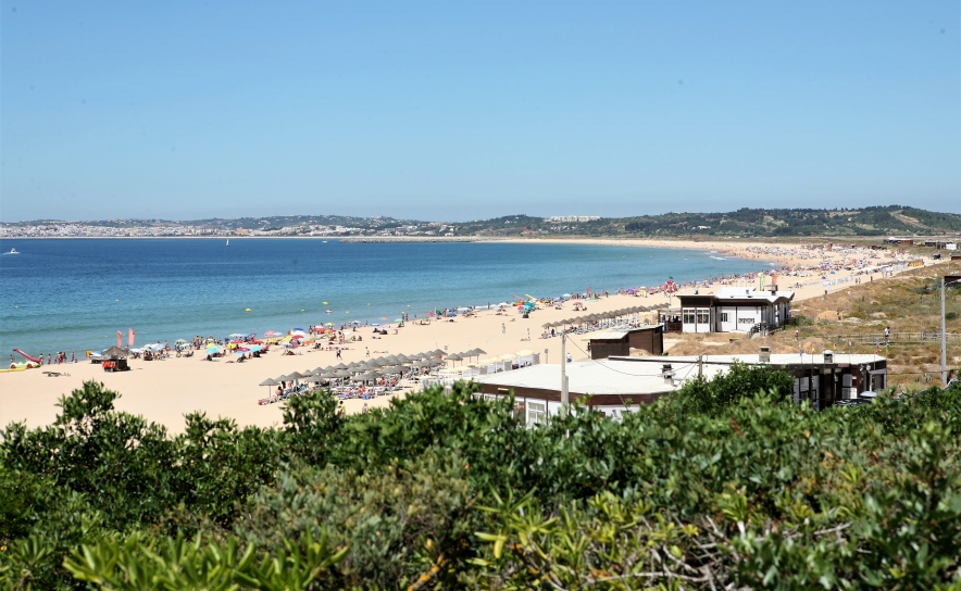 Obra de reforço do cordão dunar na Praia de Alvor será suspensa durante o Verão