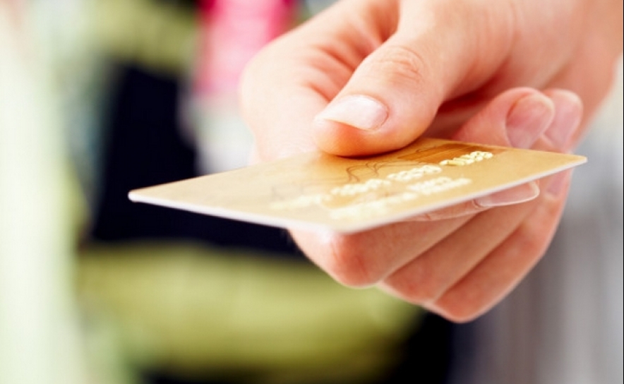 Ter cartão de crédito para baixar o spread é boa opção? Simula propostas, aconselha Deco
