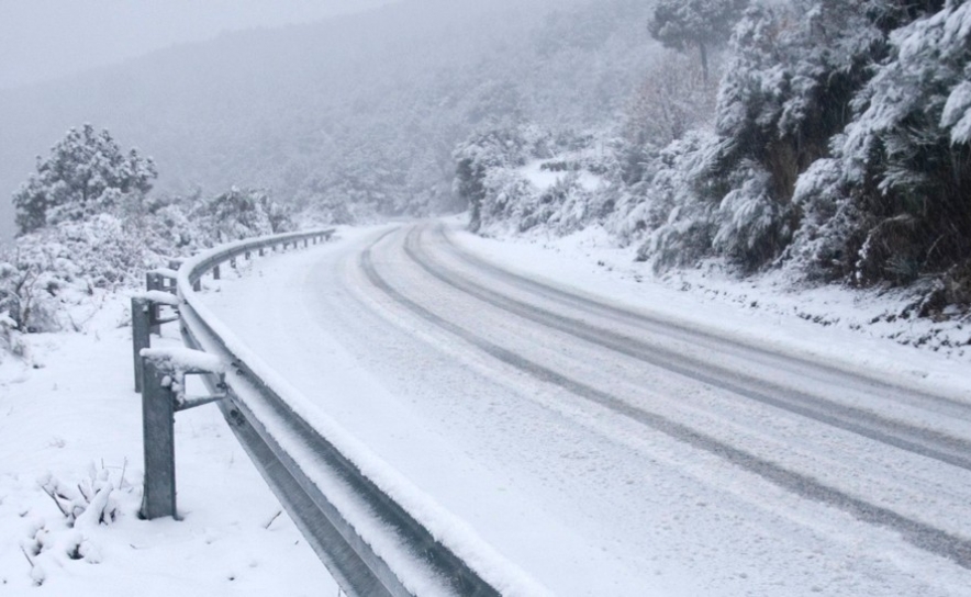 Neve caiu pela primeira vez este outono e encerra estradas na Serra da Estrela