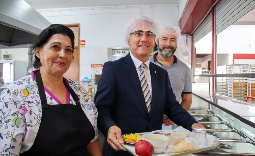 Presidente da Câmara Municipal de Vila Real de Santo António, Álvaro Araújo, em visita à cantina da Escola EB D. José I, em VRSA.