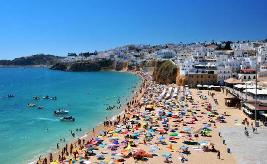 Políticos passam todos férias em Portugal em ano de legislativas