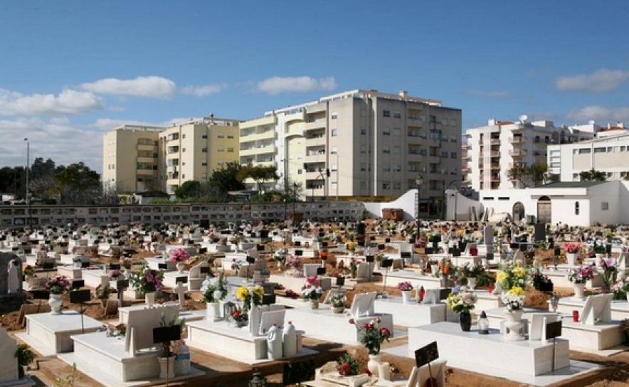 Cemitério Municipal de Portimão tem horário alargado entre 30 de outubro e 2 de novembro das 8h00 às 22h00 
