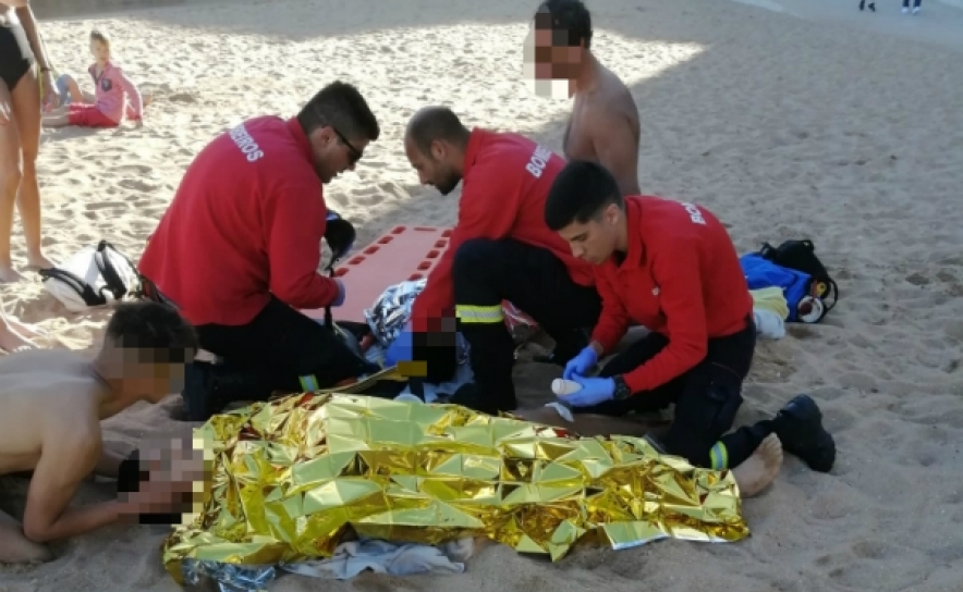 Resgatados três jovens arrastados por uma onda do passadiço do Peneco em Albufeira