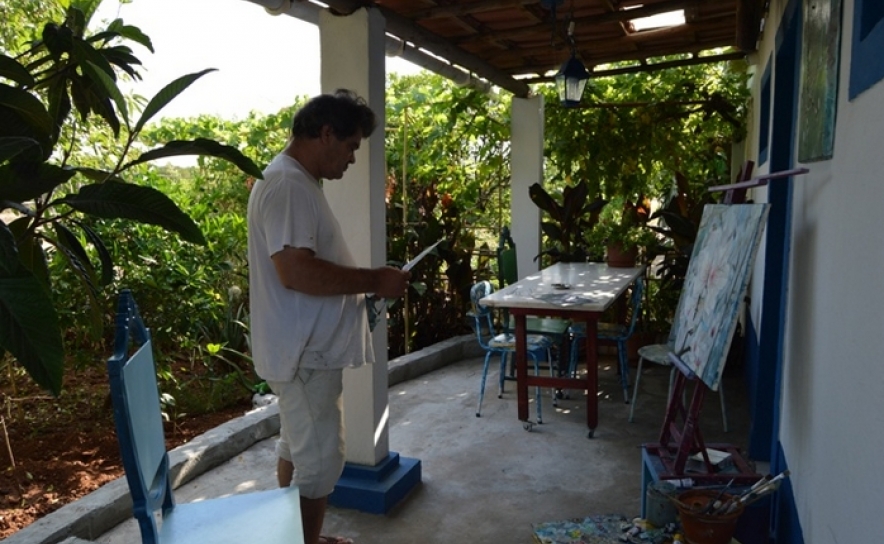 João Gomes trabalhando no alpendre do atelier