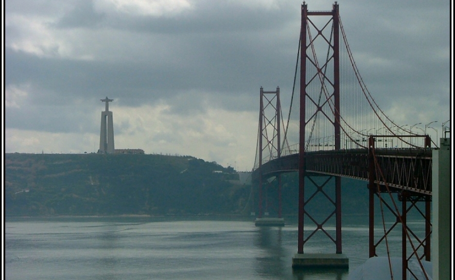 Petroleiro embate em pilar da ponte 25 de Abril