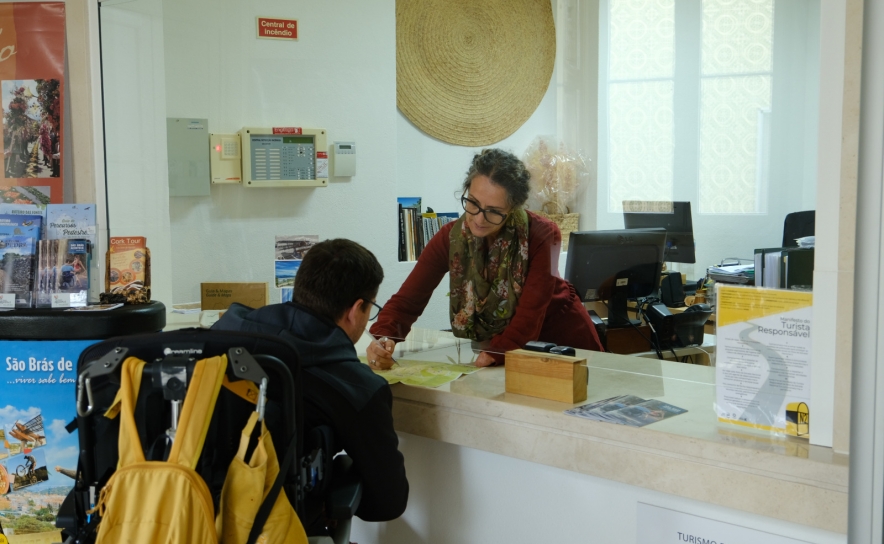 MUNICÍPIO DE SÃO BRÁS DE ALPORTEL PROMOVE FORMAÇÃO SOBRE ATENDIMENTO AO PÚBLICO COM DEFICIÊNCIA