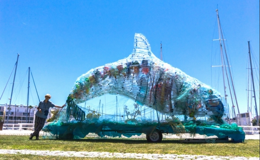 Museu de Portimão exibe escultura singular de um enorme golfinho intitulada «Ouvir o oceano» 