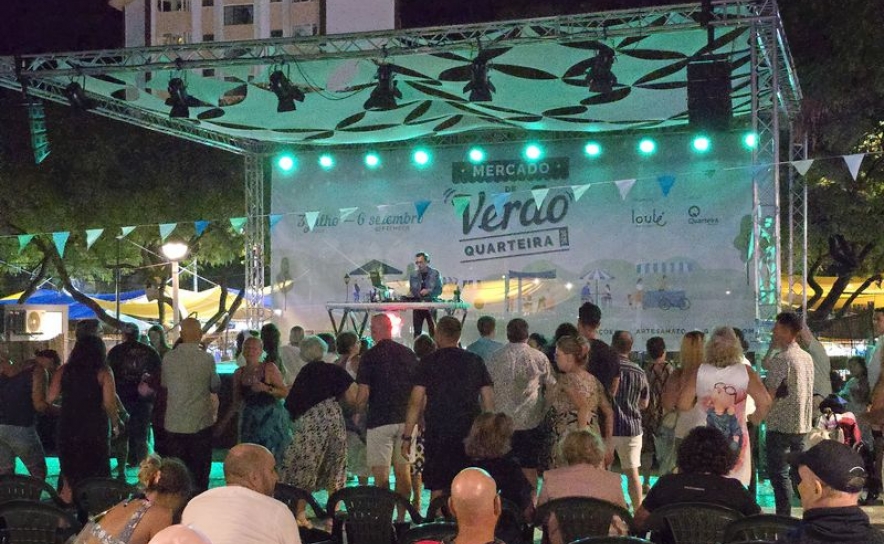 Festa dos anos 80 com o DJ Nuno Silva transforma Mercado de Verão de Quarteira numa discoteca a céu aberto 