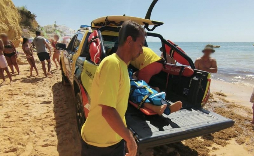 Elementos do Projeto «SeaWatch» auxiliam jovem na praia de Vale do Olival em Lagoa