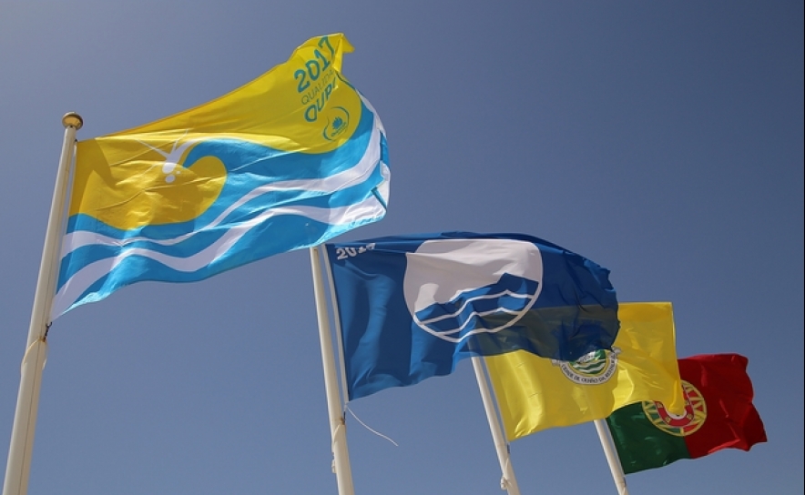 Totalidade das praias de Olhão já ostenta Bandeira Qualidade de Ouro