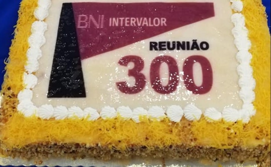 Bolo de aniversário da reunião no 300 do grupo BNI Intervalor - Faro