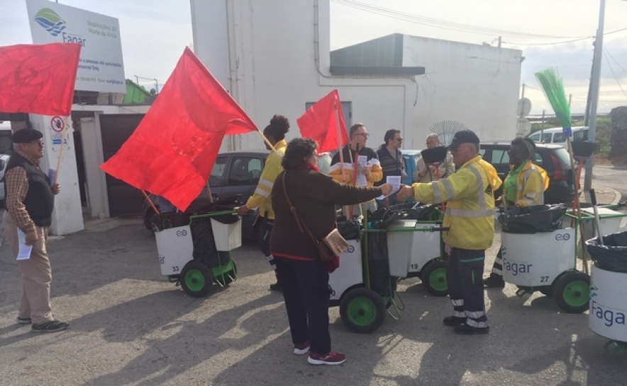 PCP realiza em Faro ação de contacto com trabalhadores da FAGAR