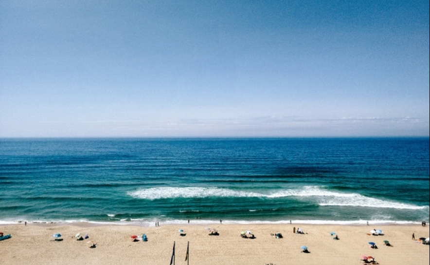 Portugueses preferem passar férias na praia e gastam em média 702 euros