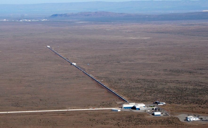 Um dos detetores da experiência LIGO, em Hanford, estado de Washinton. O outro detetor situa-se em Livingston, estado de Louisiana.  Crédito: LIGO.