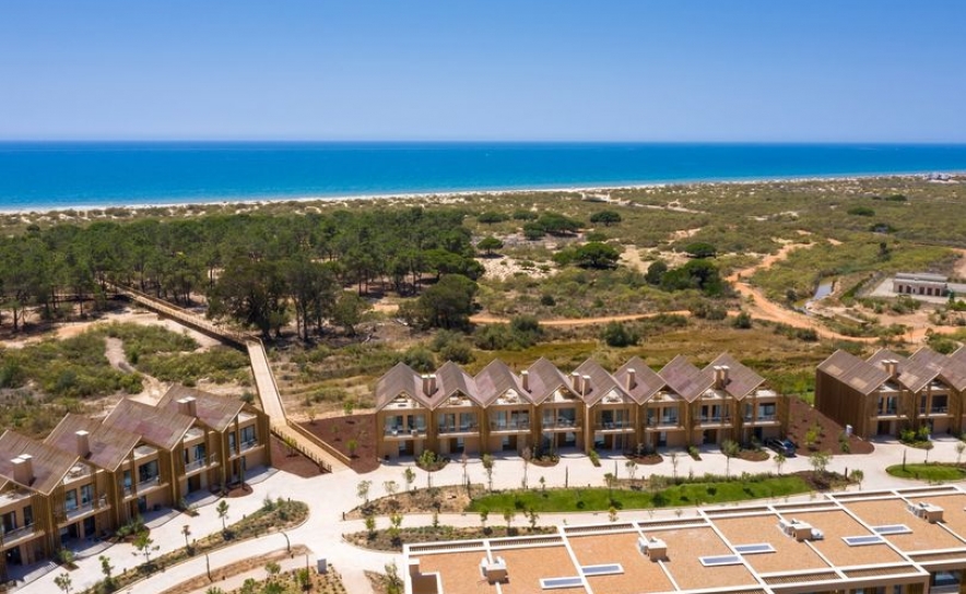 Resort de luxo no Algarve acaba 110 casas e inicia construção de hotel