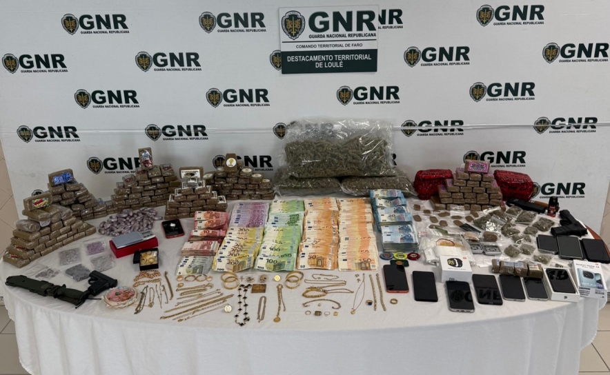 Quarteira e Almancil – Seis detidos e apreensão de 18 quilos de estupefaciente e de mais de 105 mil euros 