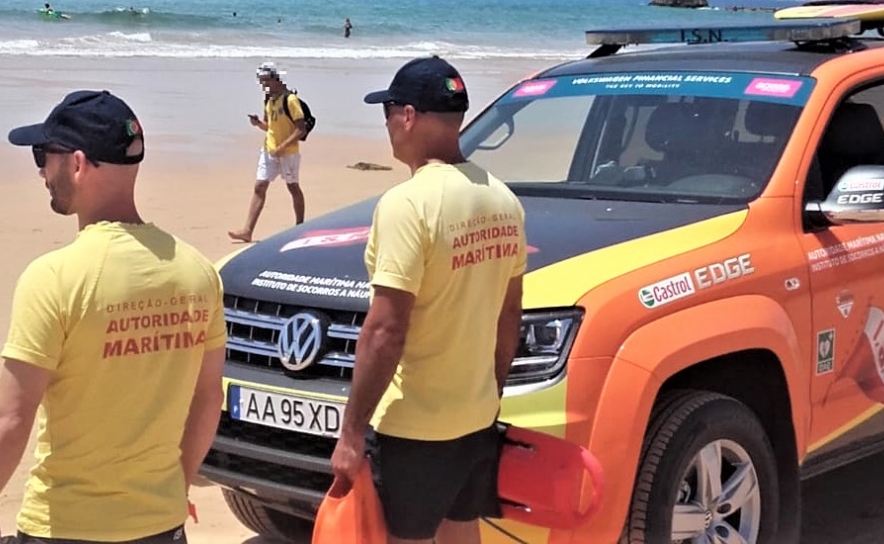 Militares do projeto «Seawatch» prestam assistência a mulher em dificuldades na praia de Alvor Nascente em Portimão