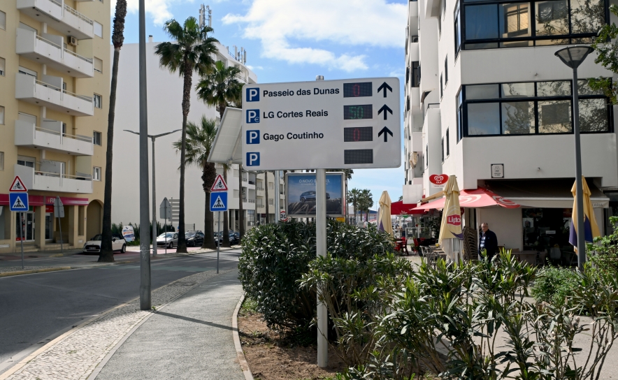 Placard Indicador de Lugares de Estacionamento em Quarteira