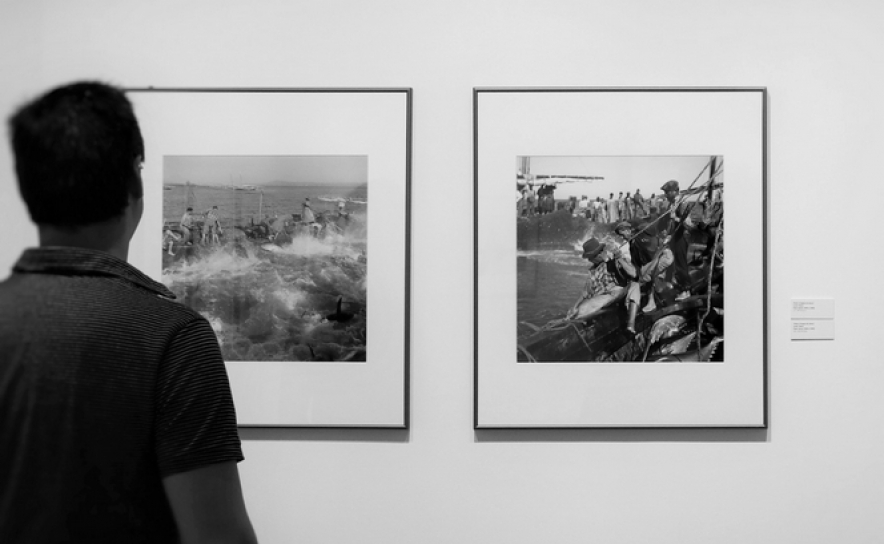 Fotojornalista Luís Ramos orienta visita à exposição «Artur Pastor e os Mundos do Sul»