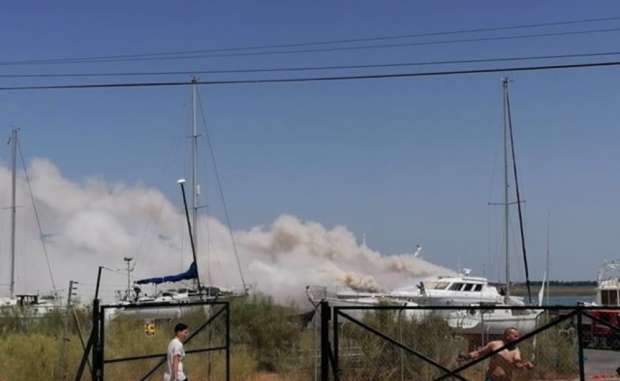 Incêndio consome embarcação em doca seca em Vila Real de Santo António