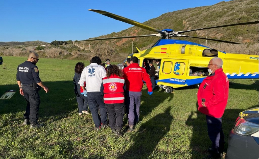 Auxiliado homem em dificuldades na praia das Furnas em Vila do Bispo