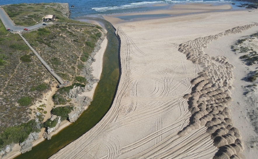 DESOBSTRUÇÃO DA FOZ DO RIO NA PRAIA DE AMOREIRA