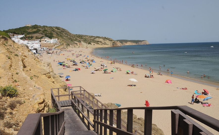 Praia da Salema entre as 50 melhores praias do mundo.