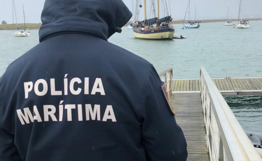 Polícia Marítima efetua controlo no desembarque de tripulação de embarcação estrangeira em Alvor