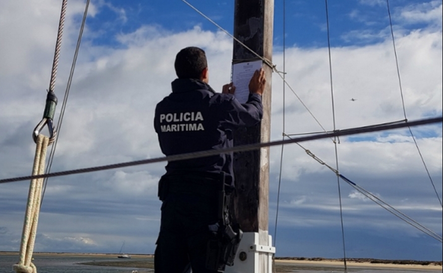 Polícia Marítima sensibiliza proprietários para retirada de embarcações fundeadas em zona proibida na Ilha da Culatra