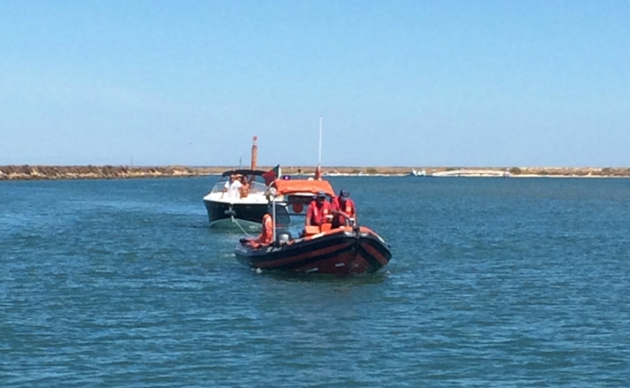 Autoridade Maritima reboca embarcação de recreio ao largo da praia do Barril