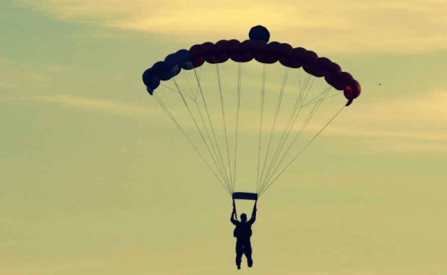 Paraquedista pendurado em linha elétrica em Portimão