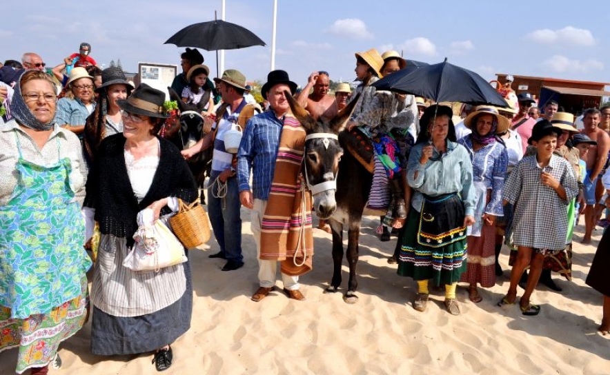 Praia da Manta Rota revive a tradição do Banho Santo