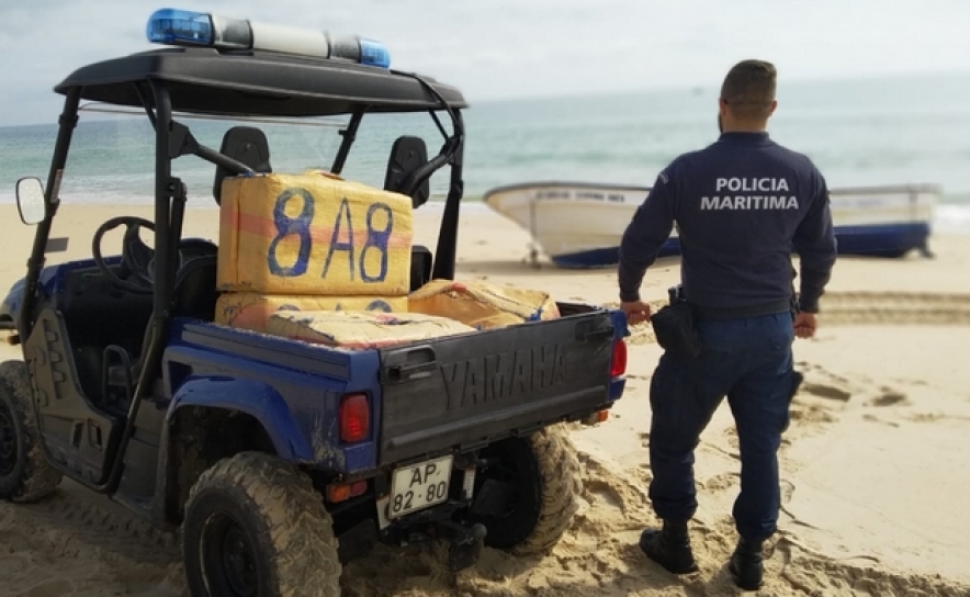 Polícia Marítima deteta fardos de haxixe em embarcação encalhada na praia da Fuseta Mar