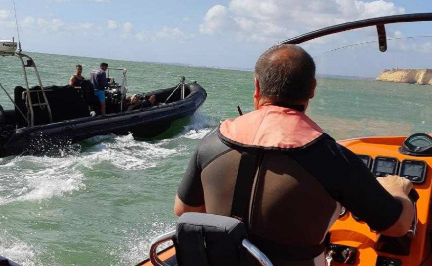 Autoridade Marítima Nacional resgata cinco pessoas em risco no mar junto à praia do Carvoeiro 