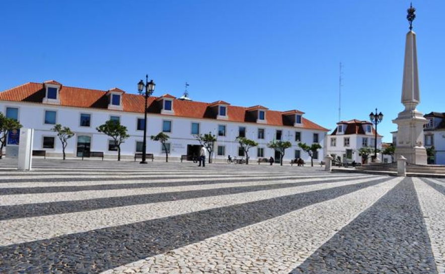 Uma centena contesta privatização de lixo e água em Vila Real de Santo António