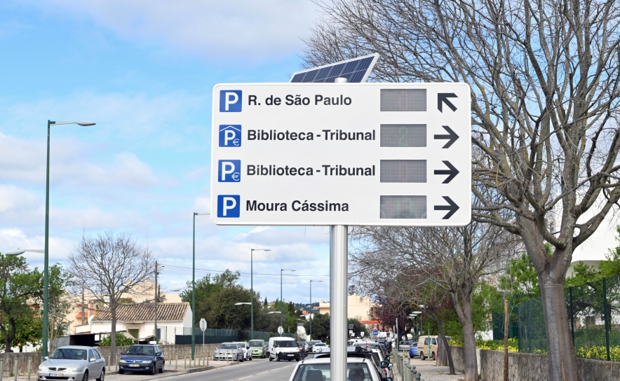 Placard Indicador de Lugares de Estacionamento em Loulé