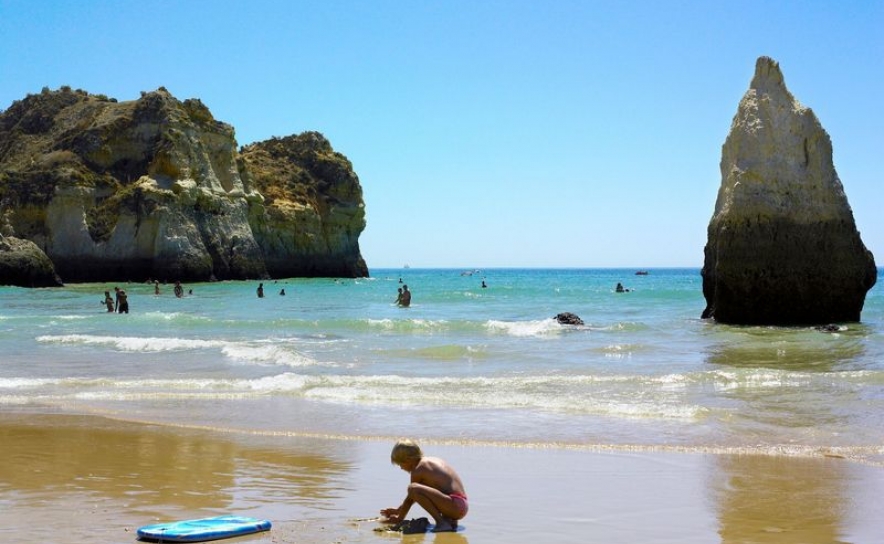 PROVEITOS TURÍSTICOS NO ALGARVE CRESCEM 7,7% PARA 698 MILHÕES DE EUROS
