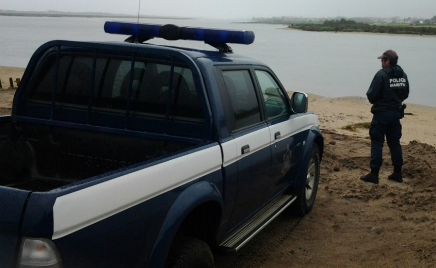 Embarcação de pesca encalhada na praia da Arrifana, Aljezur