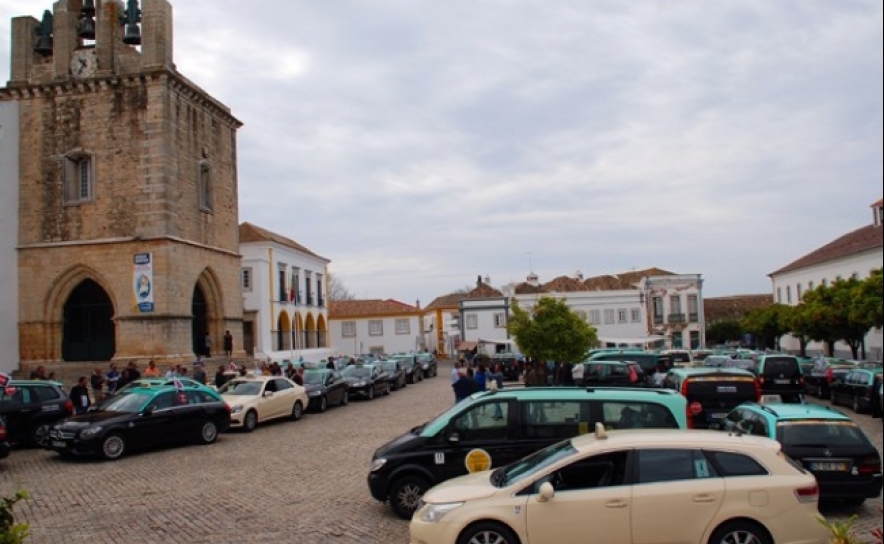 Táxis: Setor manifesta-se hoje em Lisboa, Porto e Faro contra lei das plataformas 