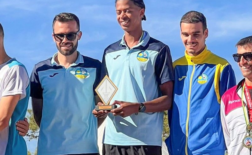 Na foto: No pódio ao centro o Clube Desportivo Areias de São João, Campeão Regional do Algarve em Corta-Mato Longo representado pelos atletas Daniel Martins (à esq.), Igor Varela (no centro) e João Su Na foto: No pódio ao centro o Clube Desportivo Areias de São João, Campeão Regional do Algarve em Corta-Mato Longo representado pelos atletas Daniel Martins (à esq.), Igor Varela (no centro) e João Su
