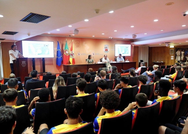 PRESIDENTE DA CÂMARA MUNICIPAL DE ALBUFEIRA HOMENAGEIA FUTEBOL CLUBE DE FERREIRAS E O CLUBE DE PATINAGEM DE ALBUFEIRA 