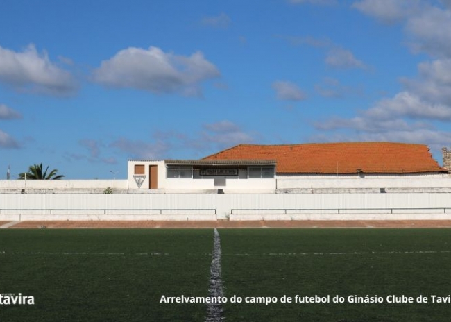 Inicia a substituição do relvado sintético do campo de futebol do Ginásio Clube de Tavira 