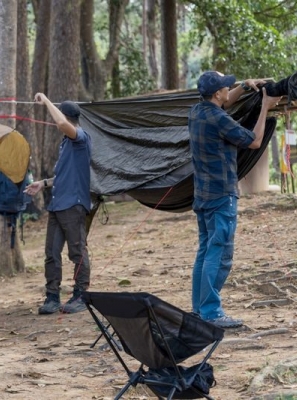 Porque é que a nova moda é dormir numa tenda suspensa?